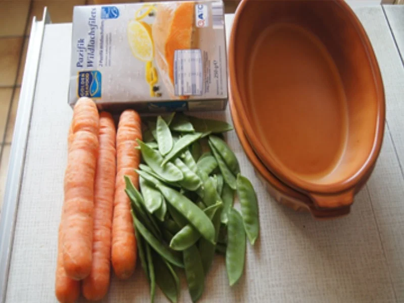 Sesam-Lachsfilet auf Möhrenblüten-Zuckerschoten-Gemüse - Rezept - Bild Nr. 3