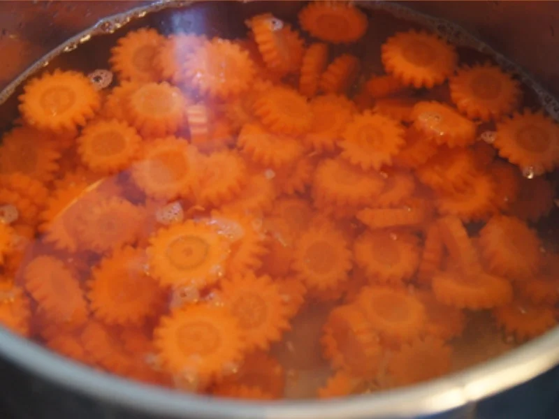 Sesam-Lachsfilet auf Möhrenblüten-Zuckerschoten-Gemüse - Rezept - Bild Nr. 8