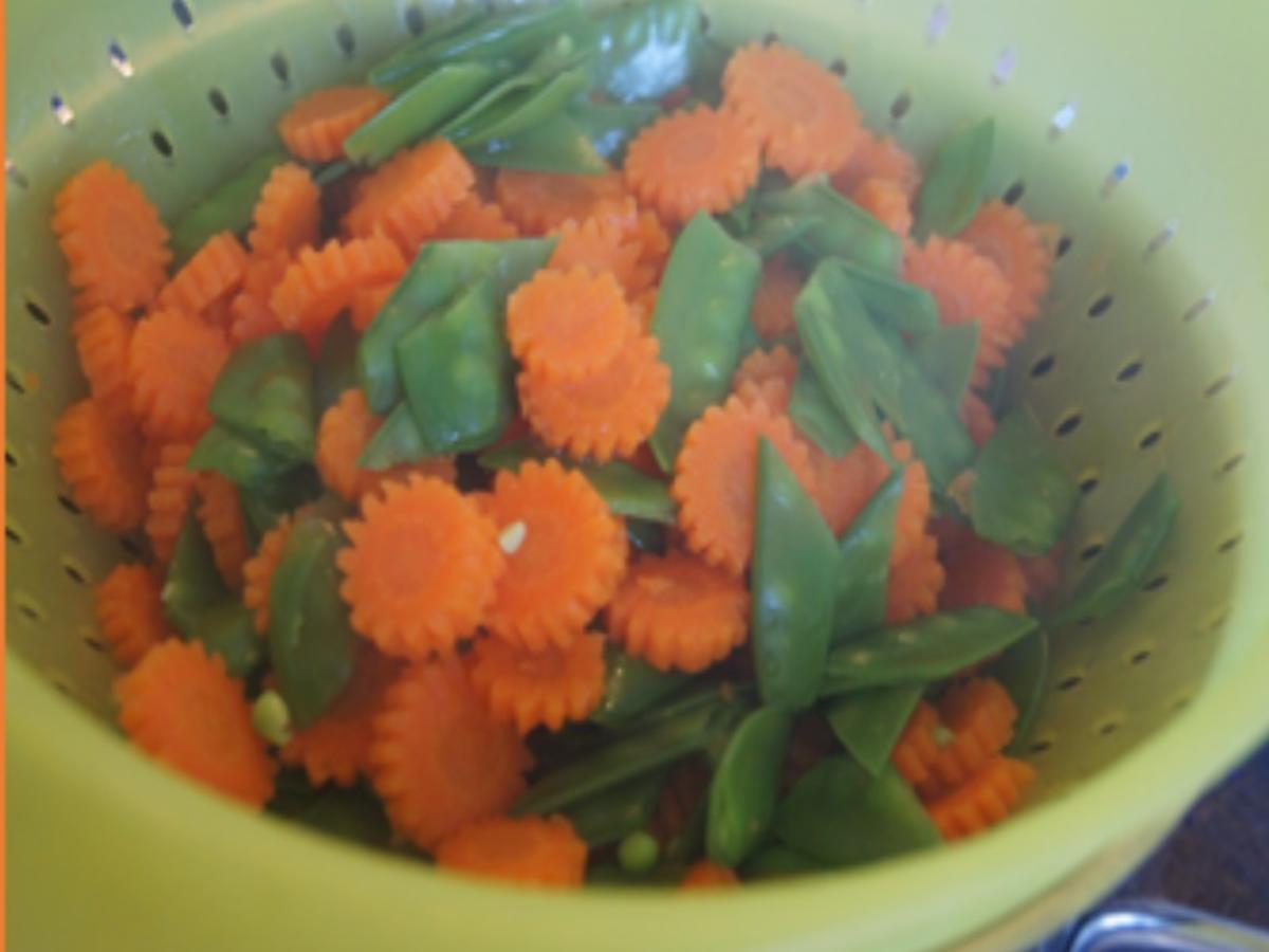 Sesam-Lachsfilet auf Möhrenblüten-Zuckerschoten-Gemüse - Rezept - Bild Nr. 10