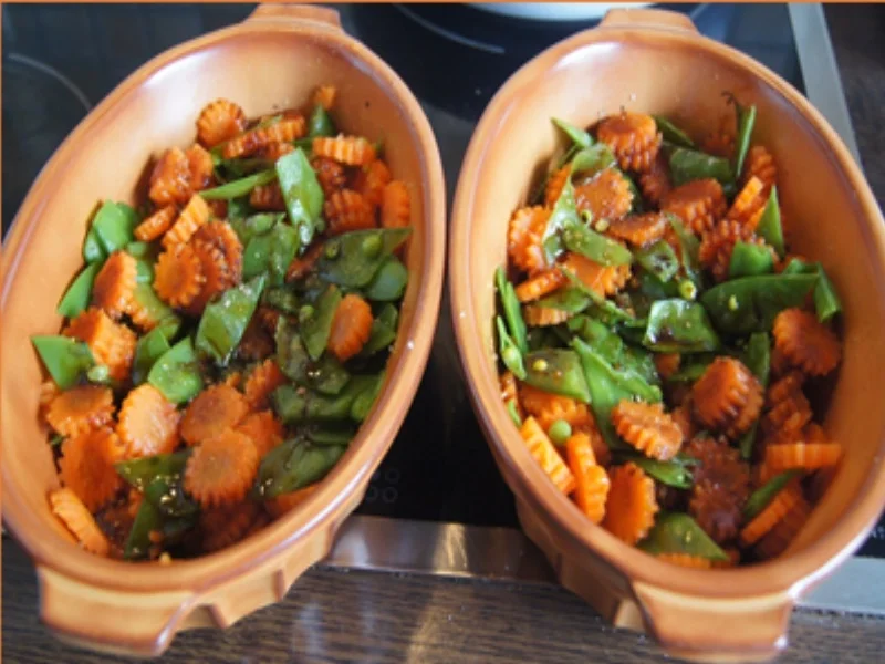 Sesam-Lachsfilet auf Möhrenblüten-Zuckerschoten-Gemüse - Rezept - Bild Nr. 12