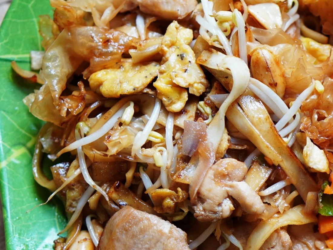 Gebratene Nudeln mit Hühnerfleisch, Eispilzen und Erdnüssen - Rezept - Bild Nr. 2