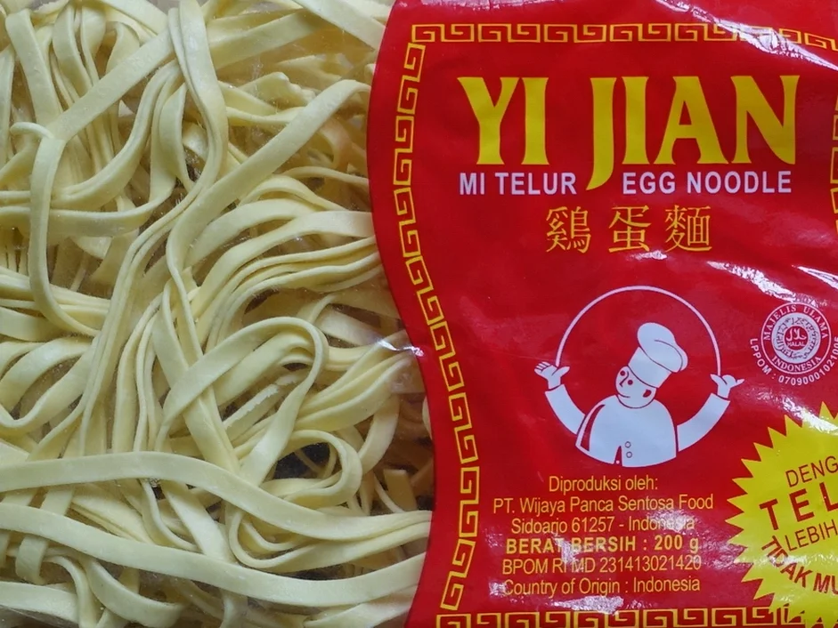 Gebratene Nudeln mit Hühnerfleisch, Eispilzen und Erdnüssen - Rezept - Bild Nr. 10046