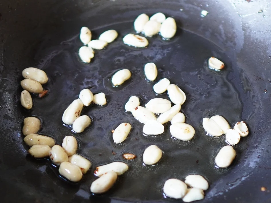 Gebratene Nudeln mit Hühnerfleisch, Eispilzen und Erdnüssen - Rezept - Bild Nr. 10048