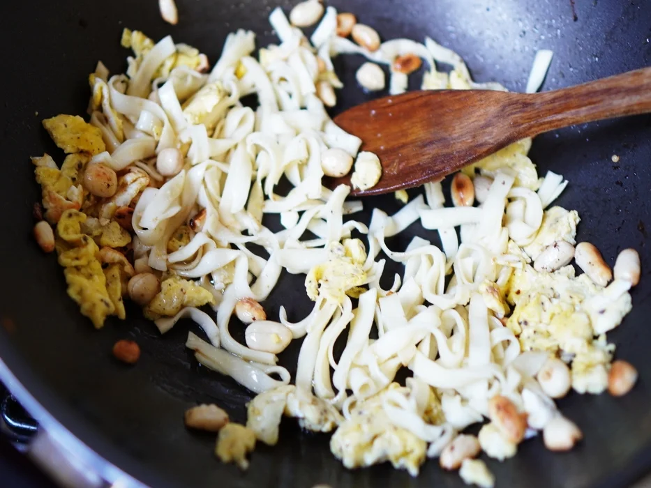 Gebratene Nudeln mit Hühnerfleisch, Eispilzen und Erdnüssen - Rezept - Bild Nr. 10049