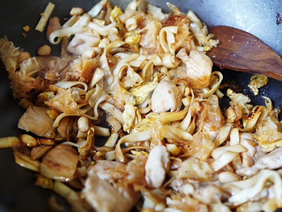 Gebratene Nudeln mit Hühnerfleisch, Eispilzen und Erdnüssen - Rezept - Bild Nr. 10050