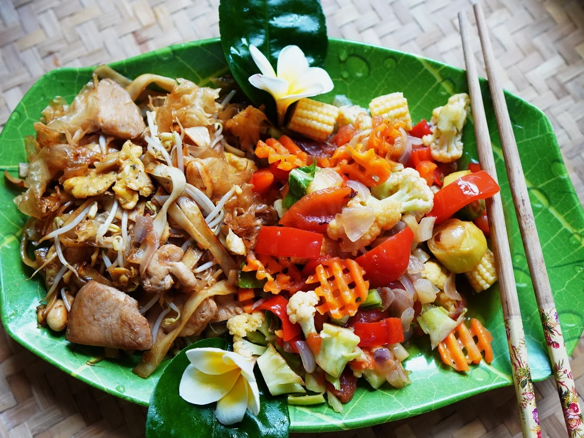 Gebratene Nudeln mit Hühnerfleisch, Eispilzen und Erdnüssen - Rezept - Bild Nr. 10051