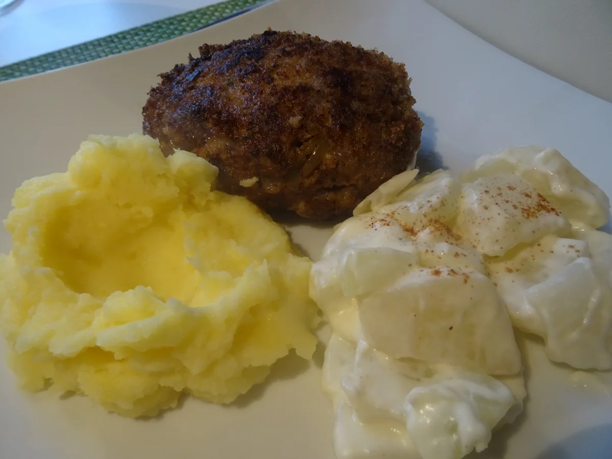 Frikadellen-Cordon bleu mit Schmand-Kohlrabi und Kartoffelstampf - Rezept - Bild Nr. 3