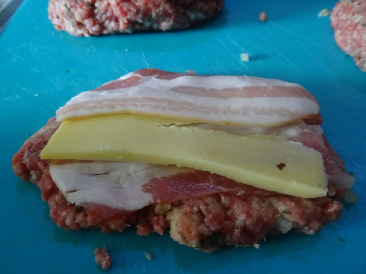 Frikadellen-Cordon bleu mit Schmand-Kohlrabi und Kartoffelstampf - Rezept - Bild Nr. 5