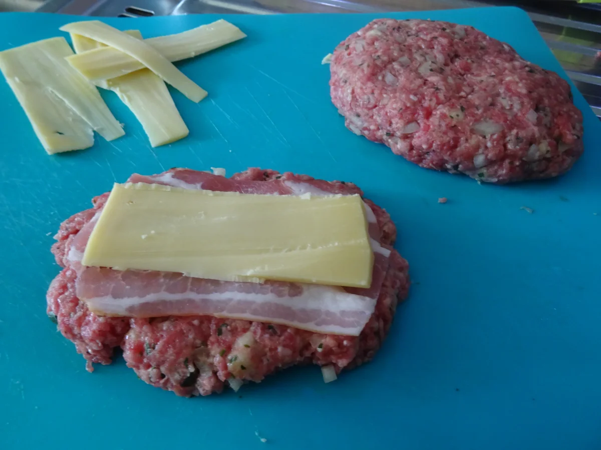 Frikadellen-Cordon bleu mit Schmand-Kohlrabi und Kartoffelstampf - Rezept - Bild Nr. 6