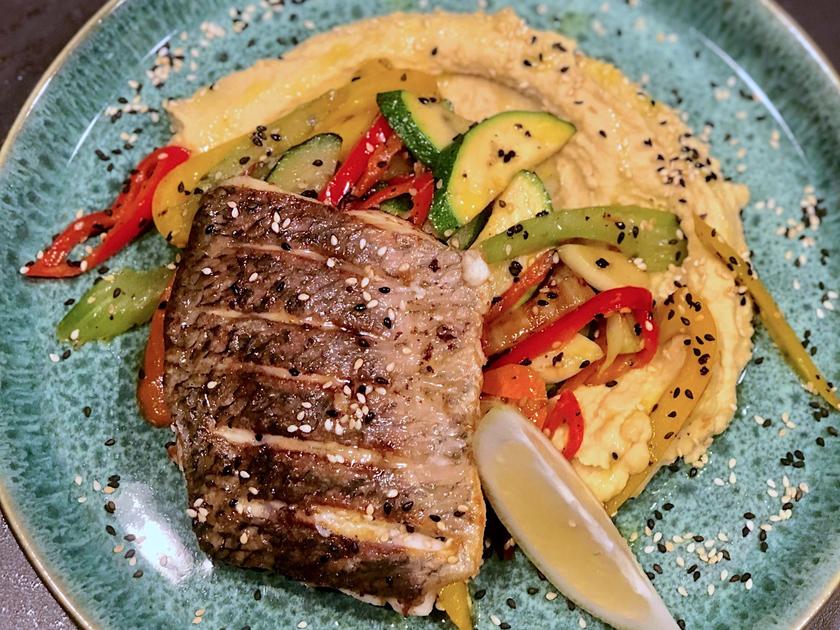 Barramundi Filet auf Hummus mit Ratatouille Gemüse - Rezept - kochbar.de