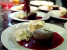 Schokoküchlein mit Vanilleeis und Fruchtspiegel - Rezept - Bild Nr. 2