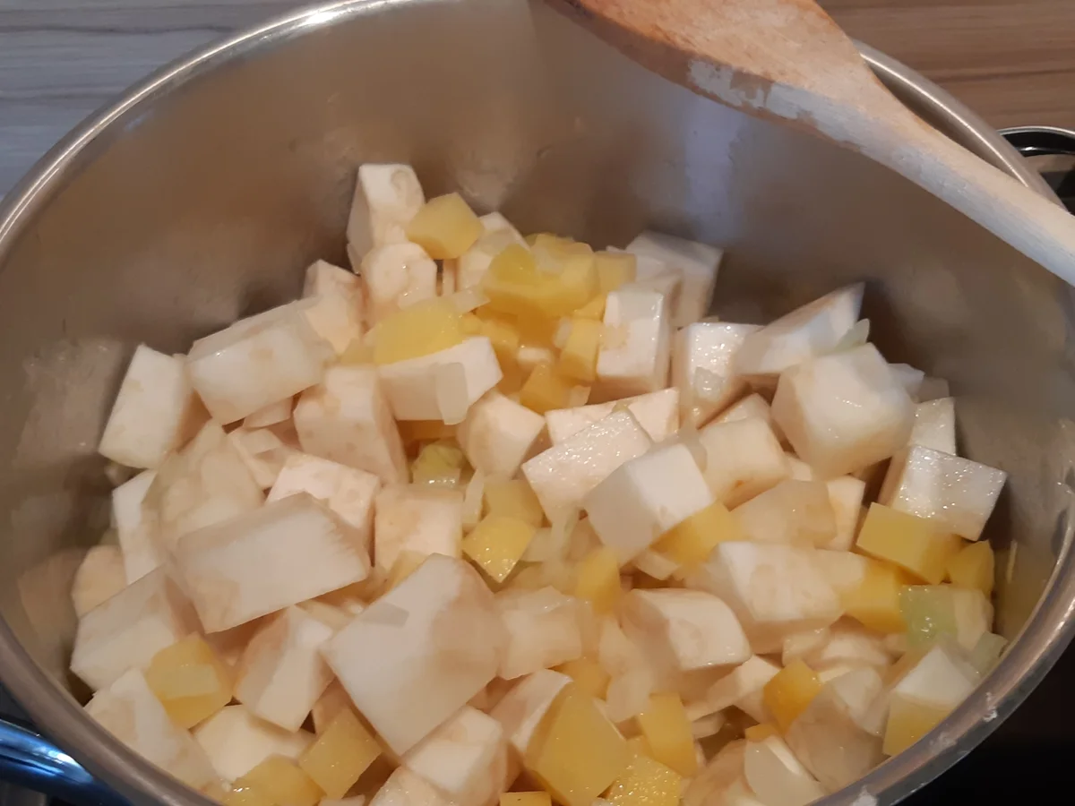 Rezept: Sellerie-Crèmesüppchen Bild Nr. 4 Sellerie-Crèmesüppchen - Rezept - Bild Nr. 4