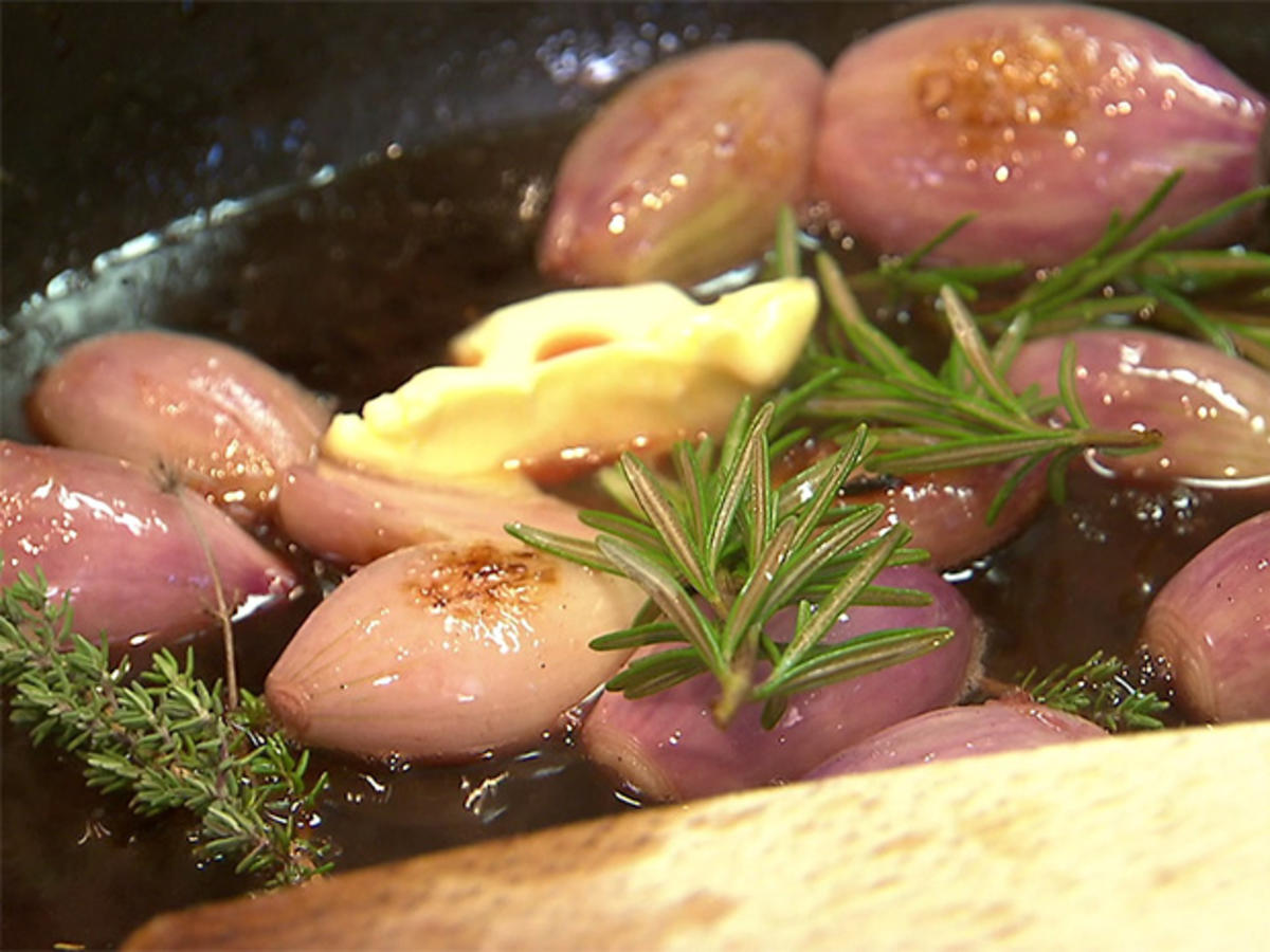 Gamsbraten in Rotweinsoße mit Nussspätzle, Apfel-Rotkraut und ...