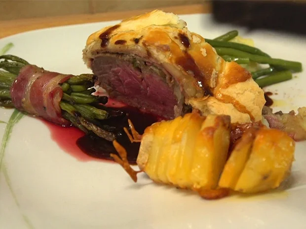 Rezept: Rinderfilet Wellington mit Bohnen und Fächerkartoffeln Bild Nr. 2 Rinderfilet Wellington mit Bohnen und Fächerkartoffeln - Rezept - Bild Nr. 2