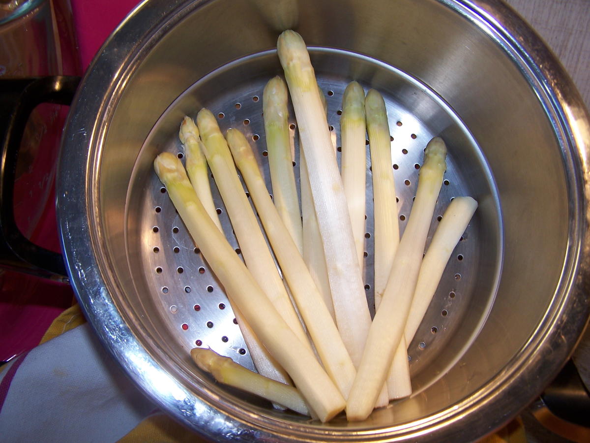 Spargel Süppchen dazu Omelett und Selbst gekochte Erdbeer Marmelade - Rezept - Bild Nr. 10077