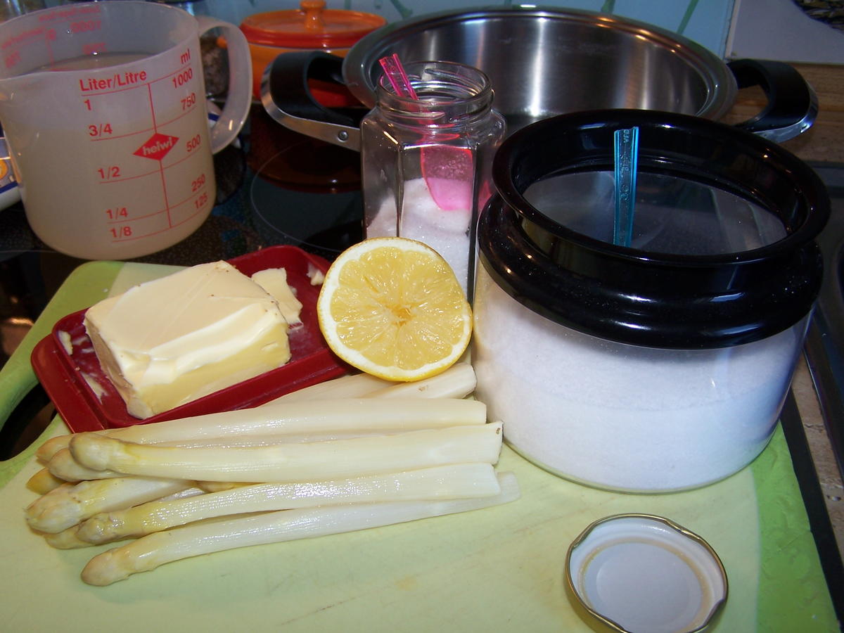Spargel Süppchen dazu Omelett und Selbst gekochte Erdbeer Marmelade - Rezept - Bild Nr. 10082