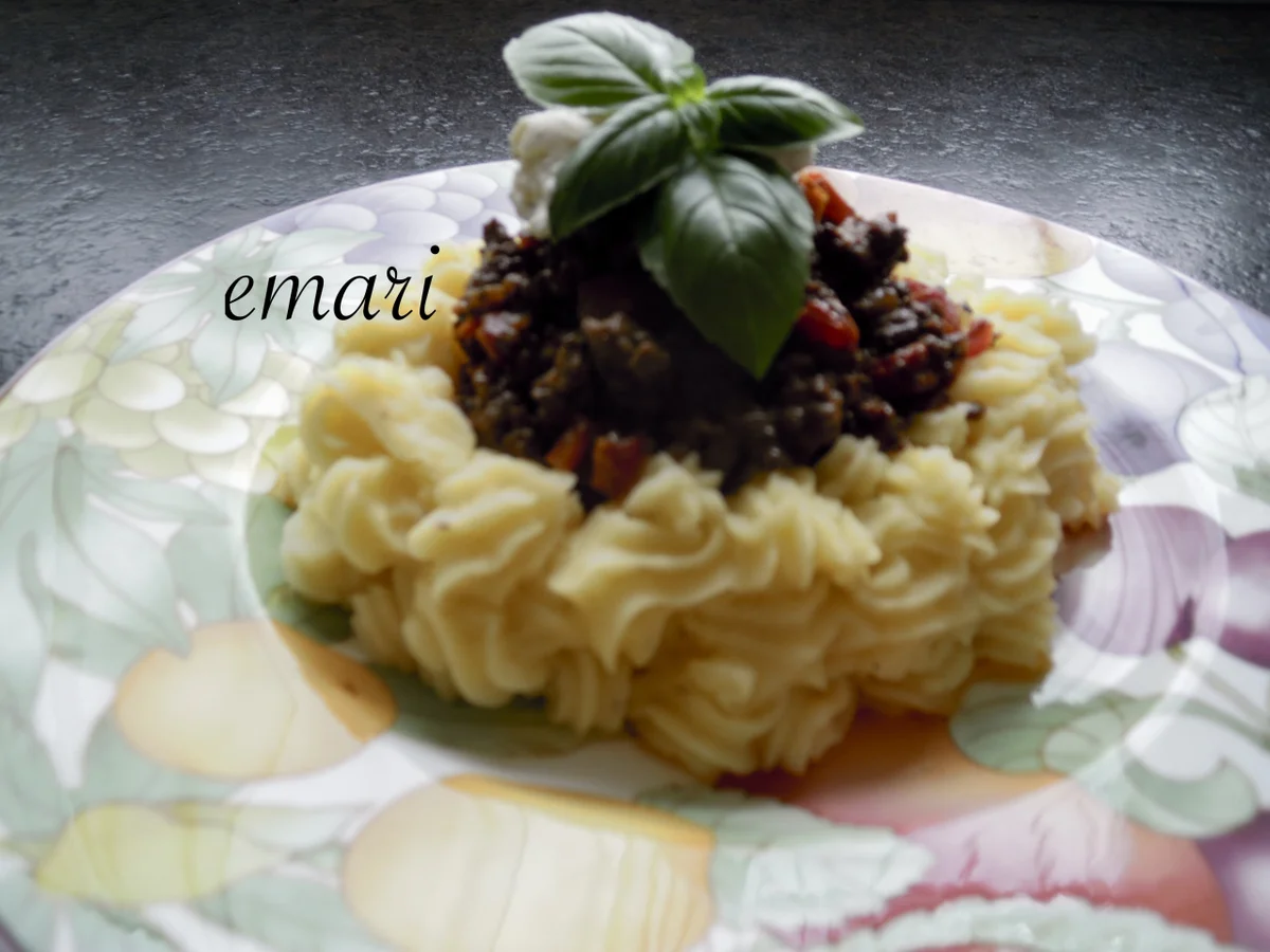 cremiges Rotwein - Haschee serviert in einem Buttermilch - Kartoffelpüree - Ring - Rezept - Bild Nr. 10099