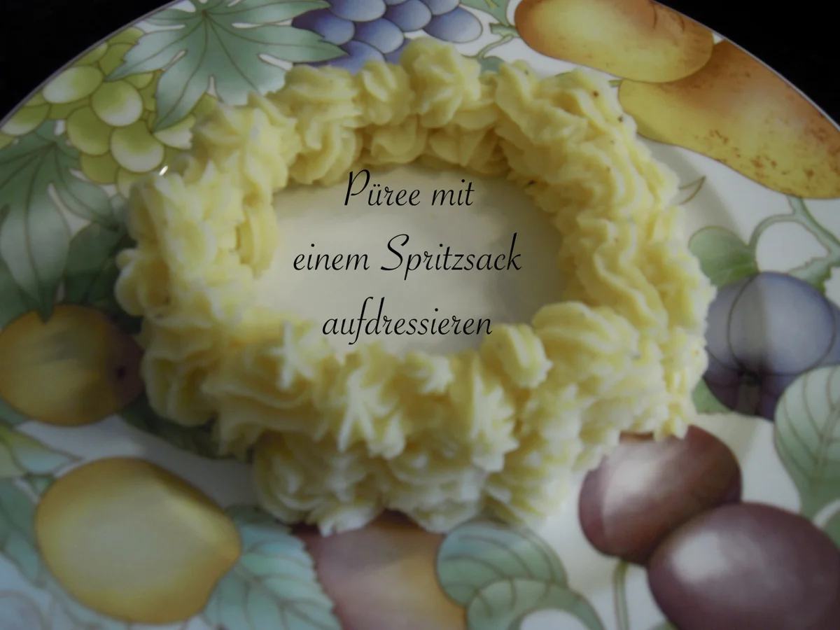 cremiges Rotwein - Haschee serviert in einem Buttermilch - Kartoffelpüree - Ring - Rezept - Bild Nr. 10102