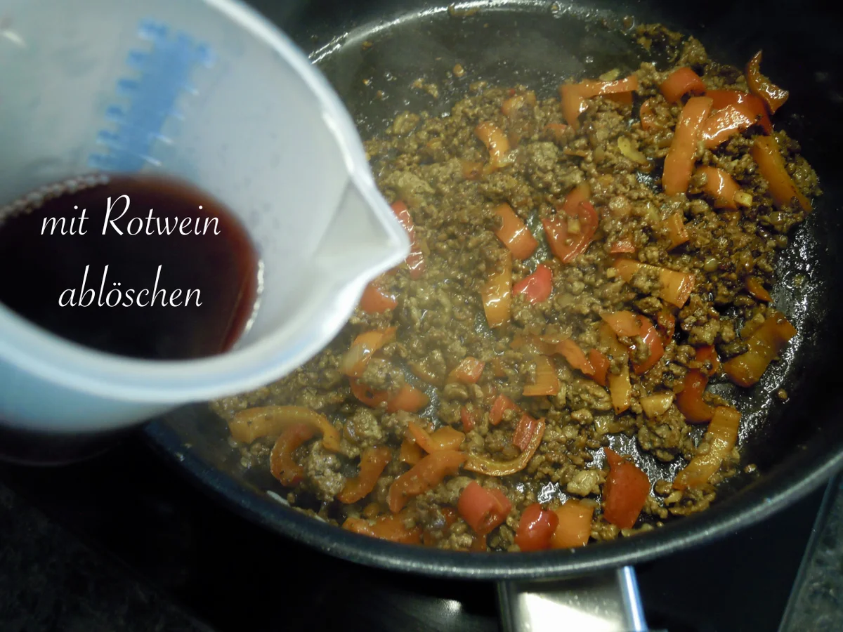 cremiges Rotwein - Haschee serviert in einem Buttermilch - Kartoffelpüree - Ring - Rezept - Bild Nr. 10103