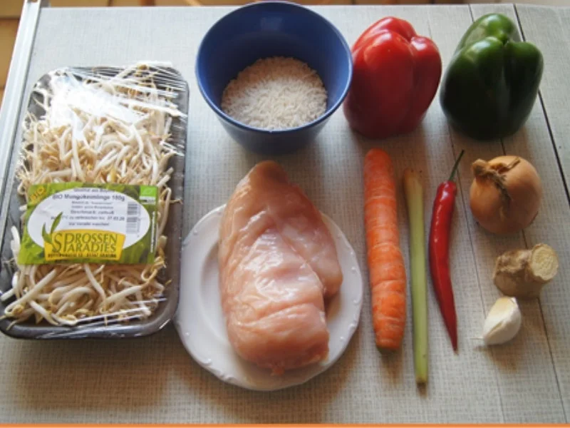 Rezept: Gebratenes Hähnchenfleisch mit Mungoboh-nenkeimlingen und Gewürzreis Bild Nr. 3 Gebratenes Hähnchenfleisch mit Mungoboh-nenkeimlingen und Gewürzreis - Rezept - Bild Nr. 3