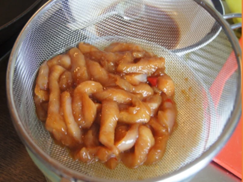 Rezept: Gebratenes Hähnchenfleisch mit Mungoboh-nenkeimlingen und Gewürzreis Bild Nr. 6 Gebratenes Hähnchenfleisch mit Mungoboh-nenkeimlingen und Gewürzreis - Rezept - Bild Nr. 6