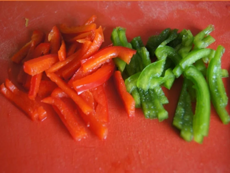 Rezept: Gebratenes Hähnchenfleisch mit Mungoboh-nenkeimlingen und Gewürzreis Bild Nr. 7 Gebratenes Hähnchenfleisch mit Mungoboh-nenkeimlingen und Gewürzreis - Rezept - Bild Nr. 7