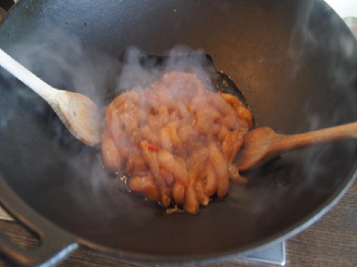 Gebratenes Hähnchenfleisch mit Mungoboh-nenkeimlingen und Gewürzreis - Rezept - Bild Nr. 8