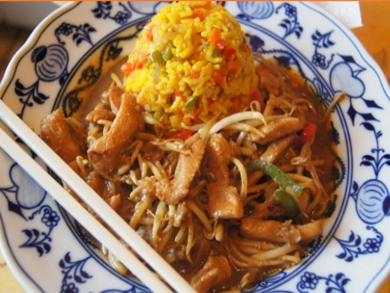 Rezept: Gebratenes Hähnchenfleisch mit Mungoboh-nenkeimlingen und Gewürzreis Bild Nr. 16 Gebratenes Hähnchenfleisch mit Mungoboh-nenkeimlingen und Gewürzreis - Rezept - Bild Nr. 16