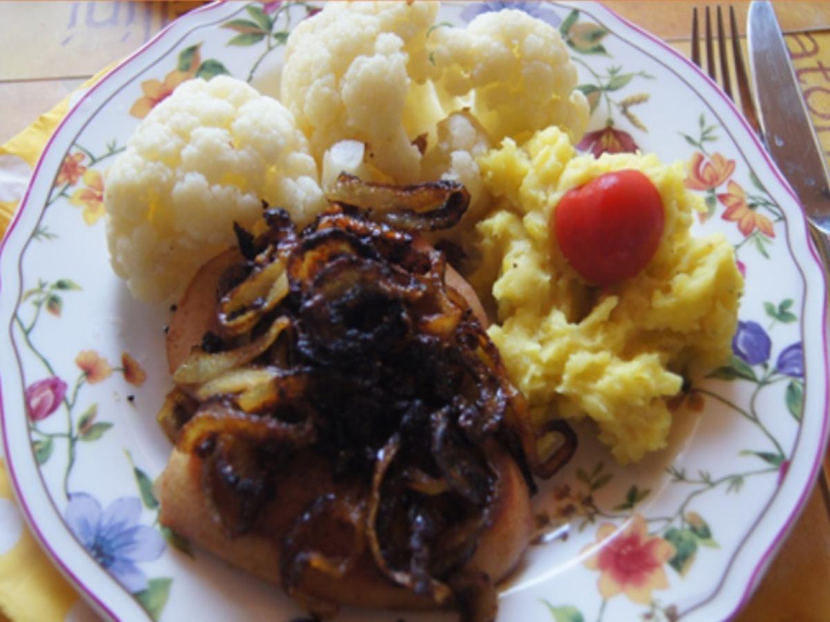Fleischwurst mit Röstzwiebeln, Blumenkohl und Kartoffelstampf - Rezept - Bild Nr. 2