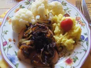 Fleischwurst mit Röstzwiebeln, Blumenkohl und Kartoffelstampf - Rezept - Bild Nr. 2