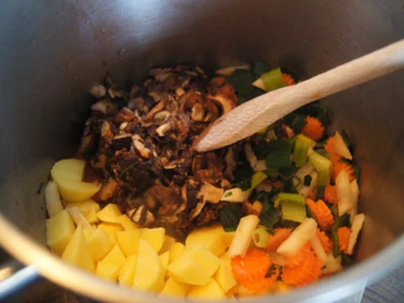 Kartoffelsuppe mit Steinpilzen und Cabanossi - Rezept - Bild Nr. 6