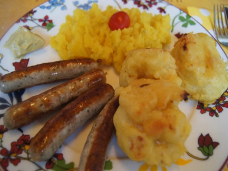 Rezept: Ausgebackener Blumenkohl mit Nürnberger Rostbratwürstchen und Kartoffelstampf Bild Nr. 2 Ausgebackener Blumenkohl mit Nürnberger Rostbratwürstchen und Kartoffelstampf - Rezept - Bild Nr. 2