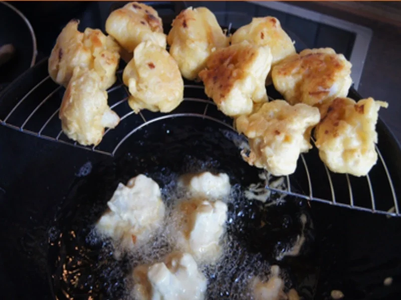 Rezept: Ausgebackener Blumenkohl mit Nürnberger Rostbratwürstchen und Kartoffelstampf Bild Nr. 9 Ausgebackener Blumenkohl mit Nürnberger Rostbratwürstchen und Kartoffelstampf - Rezept - Bild Nr. 9