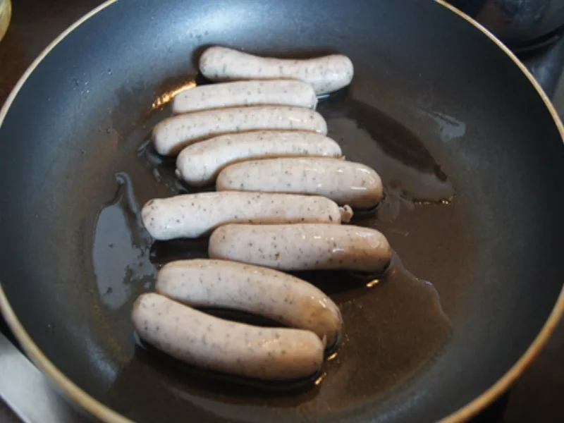 Rezept: Ausgebackener Blumenkohl mit Nürnberger Rostbratwürstchen und Kartoffelstampf Bild Nr. 11 Ausgebackener Blumenkohl mit Nürnberger Rostbratwürstchen und Kartoffelstampf - Rezept - Bild Nr. 11