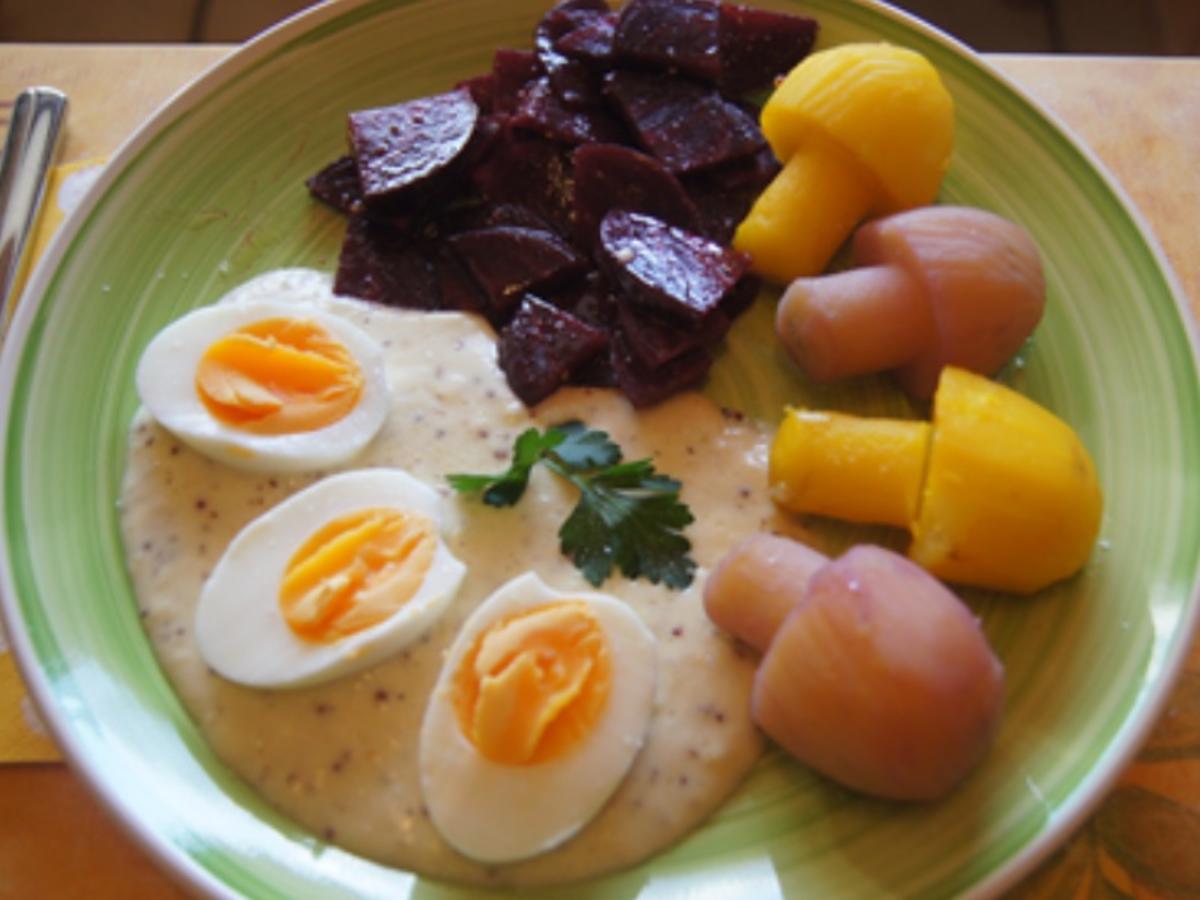 Gekochte Eier mit Senfsauce, Rote Bete Salat und Kartoffelpilzduo - Rezept - Bild Nr. 2