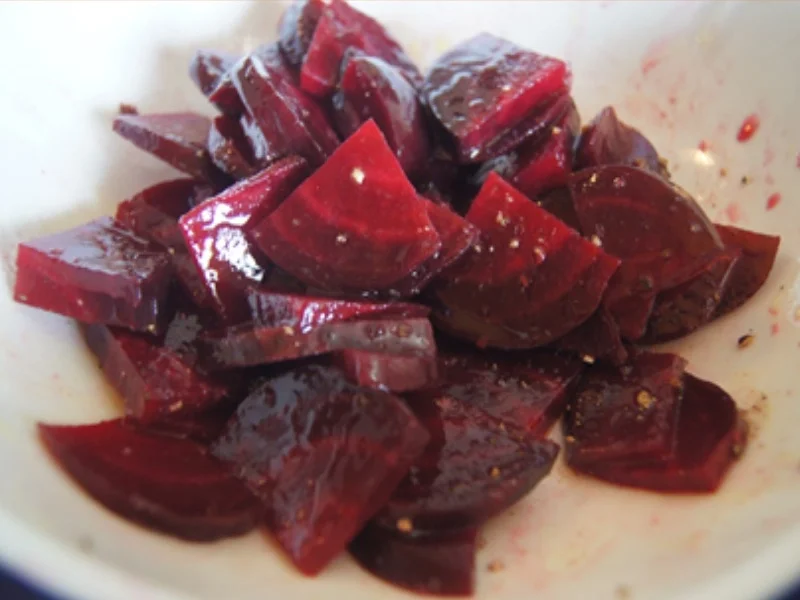 Gekochte Eier mit Senfsauce, Rote Bete Salat und Kartoffelpilzduo - Rezept - Bild Nr. 7