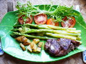 Kleines Hüftsteak mit grünem Spargel und Gemüse - Rezept - Bild Nr. 2