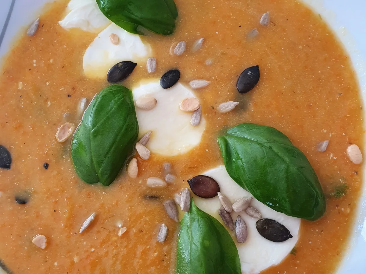 Möhrensüppchen mit Mozzarella und Basilikum - Rezept - Bild Nr. 2