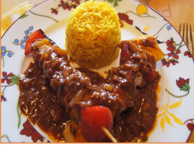 Paprika-Putenbrust-Spieße mit Sauce und gelber Basmatireis - Rezept - Bild Nr. 2