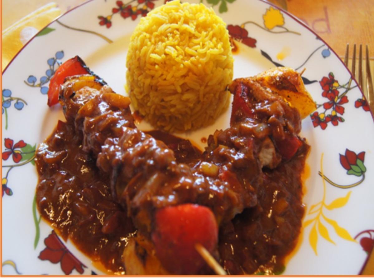 Paprika-Putenbrust-Spieße mit Sauce und gelber Basmatireis - Rezept ...