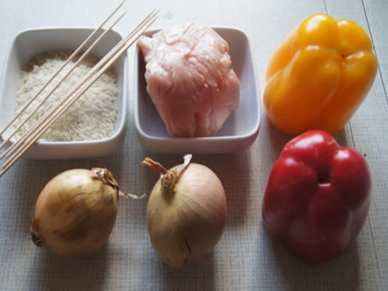 Paprika-Putenbrust-Spieße mit Sauce und gelber Basmatireis - Rezept - Bild Nr. 3