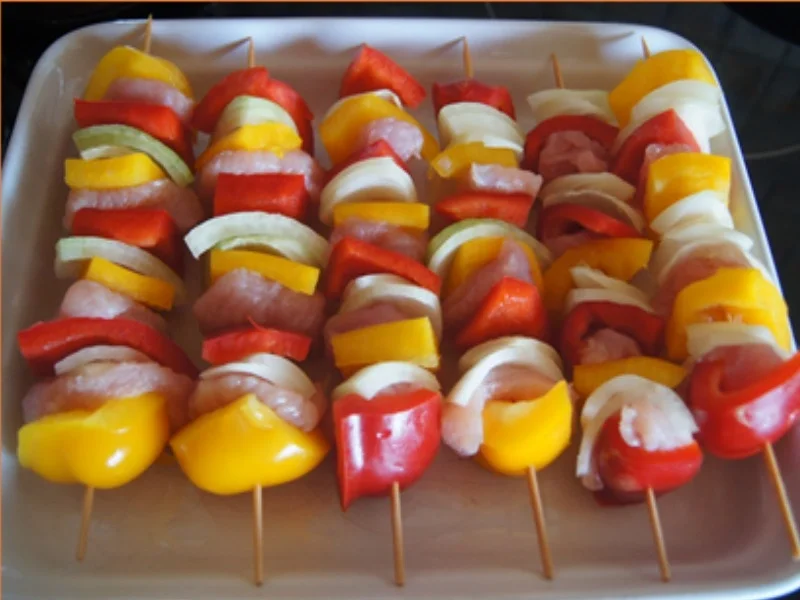 Paprika-Putenbrust-Spieße mit Sauce und gelber Basmatireis - Rezept - Bild Nr. 5