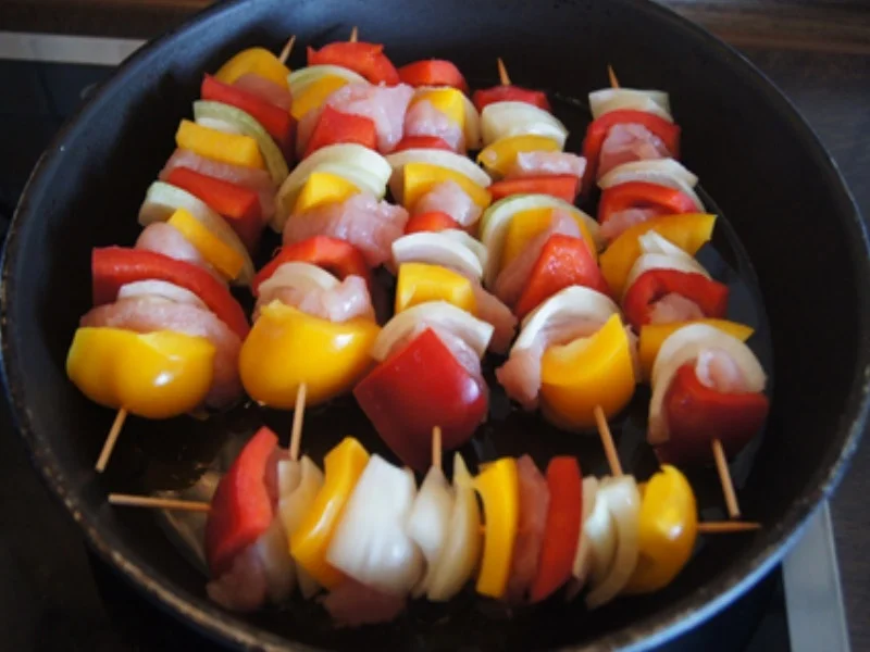 Paprika-Putenbrust-Spieße mit Sauce und gelber Basmatireis - Rezept - Bild Nr. 8