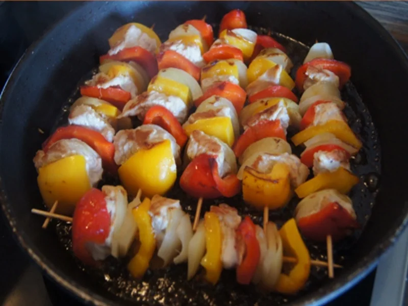 Paprika-Putenbrust-Spieße mit Sauce und gelber Basmatireis - Rezept - Bild Nr. 10139