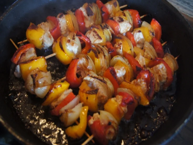 Paprika-Putenbrust-Spieße mit Sauce und gelber Basmatireis - Rezept - Bild Nr. 10141