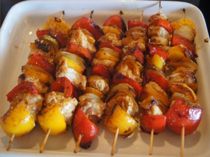 Paprika-Putenbrust-Spieße mit Sauce und gelber Basmatireis - Rezept - Bild Nr. 10144