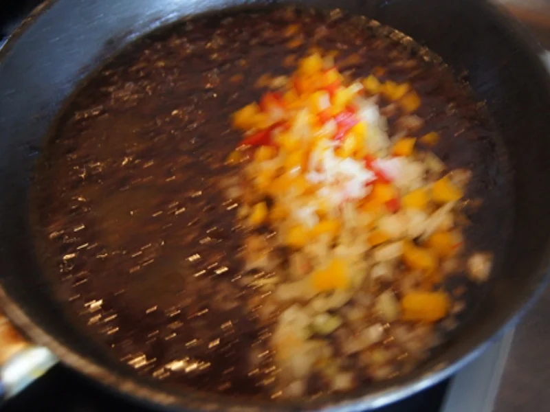 Paprika-Putenbrust-Spieße mit Sauce und gelber Basmatireis - Rezept - Bild Nr. 10146