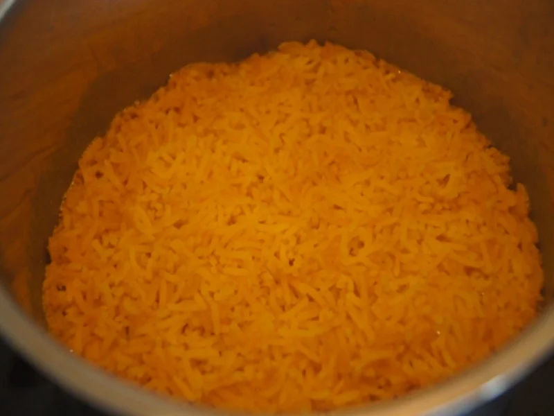 Paprika-Putenbrust-Spieße mit Sauce und gelber Basmatireis - Rezept - Bild Nr. 10149