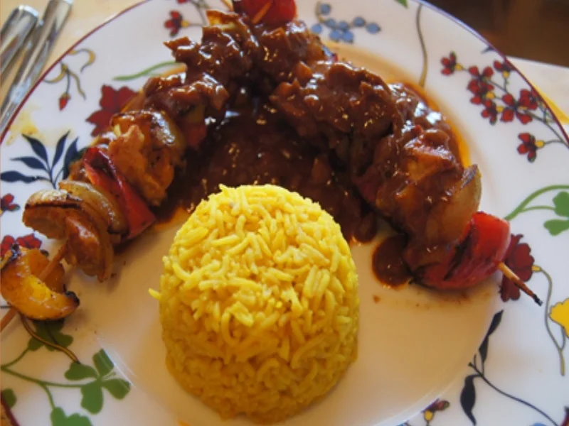 Paprika-Putenbrust-Spieße mit Sauce und gelber Basmatireis - Rezept - Bild Nr. 10150