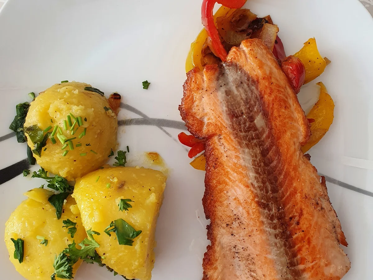 Lachsfilet an Paprikagemüse und Kartoffeln in Bärlauchbutter - Rezept - Bild Nr. 2